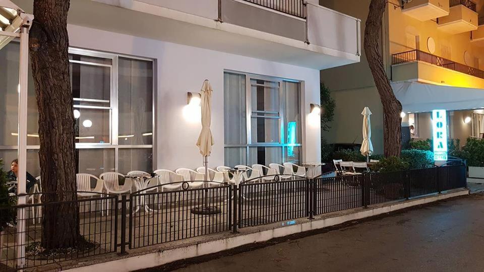 Hotel Lora Римини Екстериор снимка